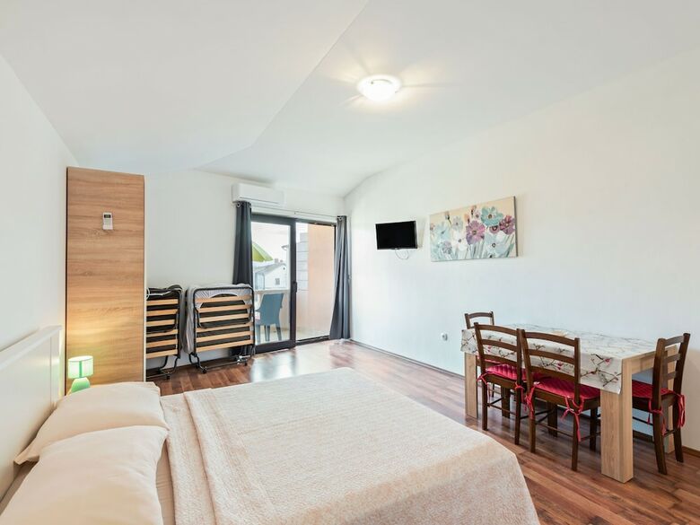 Pleasant Apartment In Posedarje Near Sea