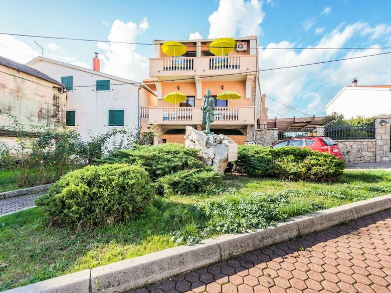 Pleasant Apartment In Posedarje Near Sea