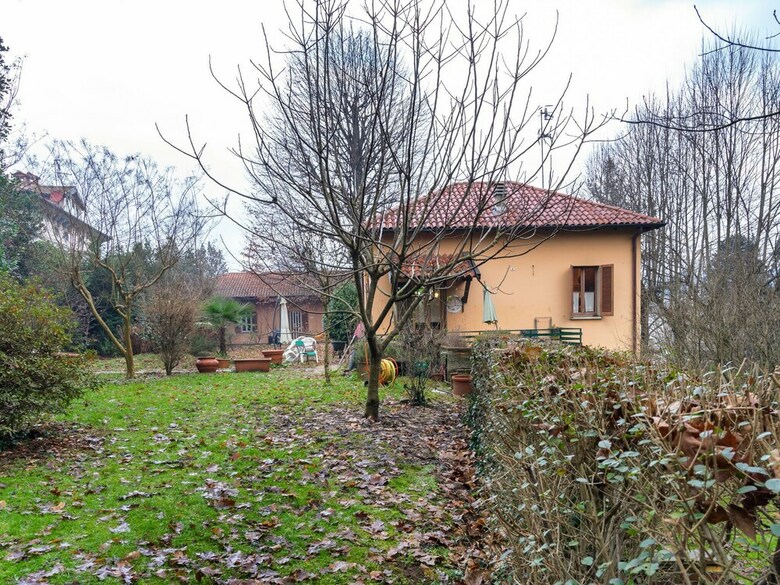 Colourful Holiday Home In Castelletto Ticino With Jacuzzi