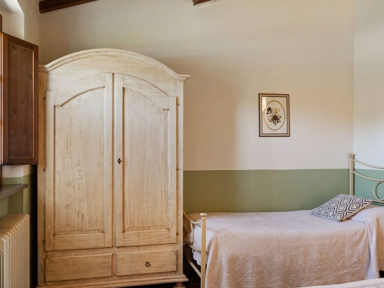 Quaint Cottage In Citt� Della Pieve With Swimming Pool