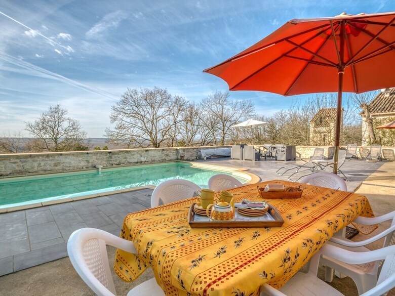 Elegant Holiday Home In Montpezat-de-quercy With Barbecue