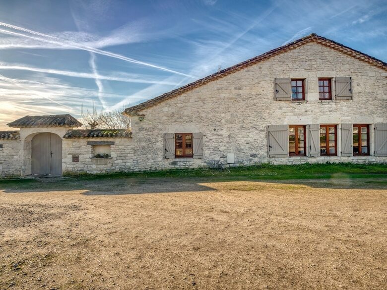 Elegant Holiday Home In Montpezat-de-quercy With Barbecue