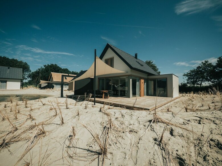 Luxurious Holiday Home With A Fire Place 800m From The Beach