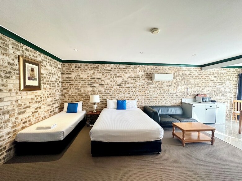 Hotel Airport Motel Sir Francis Drake