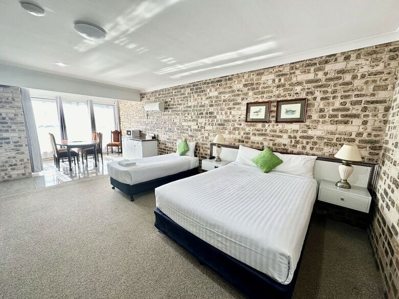 Hotel Airport Motel Sir Francis Drake