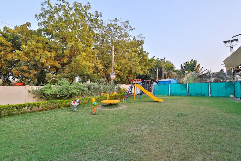 Oyo 24028 Hotel Om Palace & Party Plot