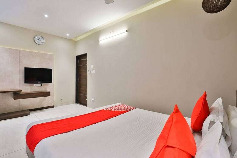 Oyo 24028 Hotel Om Palace & Party Plot