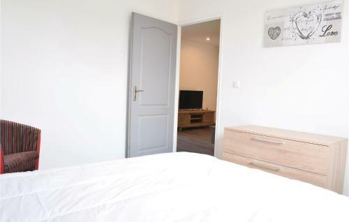 One-bedroom Apartment In Sainteny