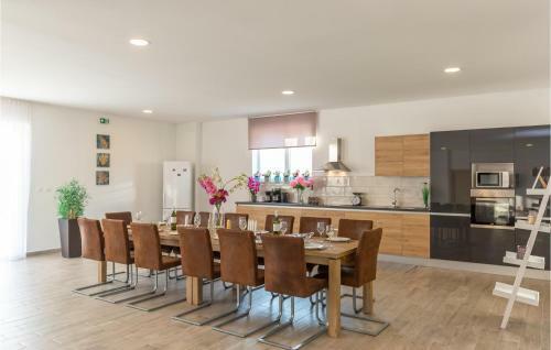 Seven-bedroom Holiday Home In Kamenmost