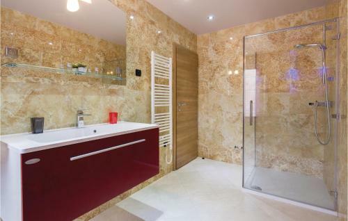 Five-bedroom Holiday Home In Kucine