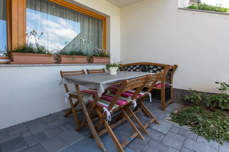 Hotel Domovoj Apartments And Rooms