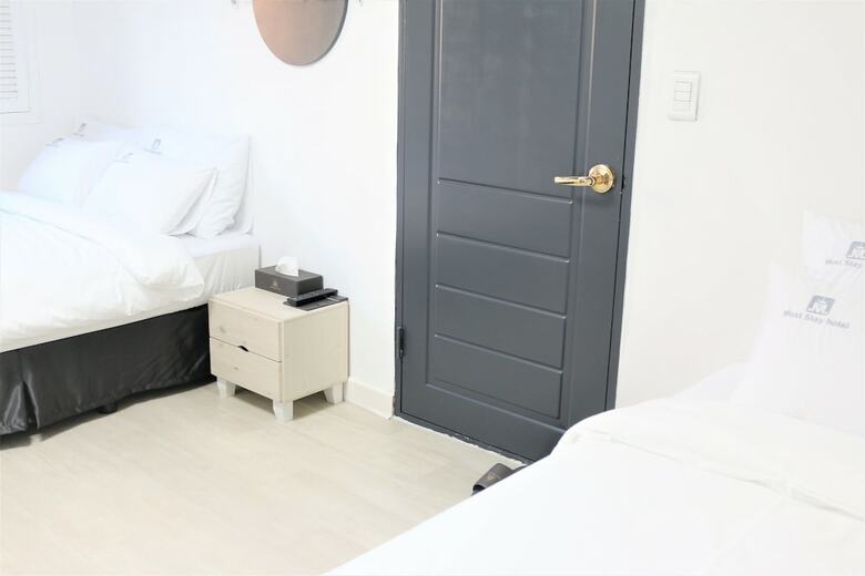 Hotel Must Stay