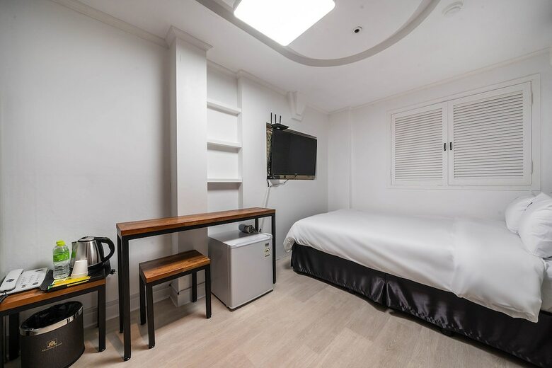 Hotel Must Stay