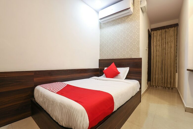 Oyo 14194 Hotel Deccan Lodging And Boarding