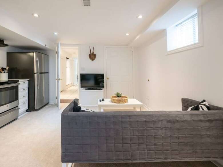 Quiet Greektown 1 Bedroom Apartment