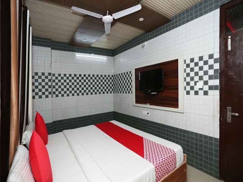 Oyo 28835 Hotel Star