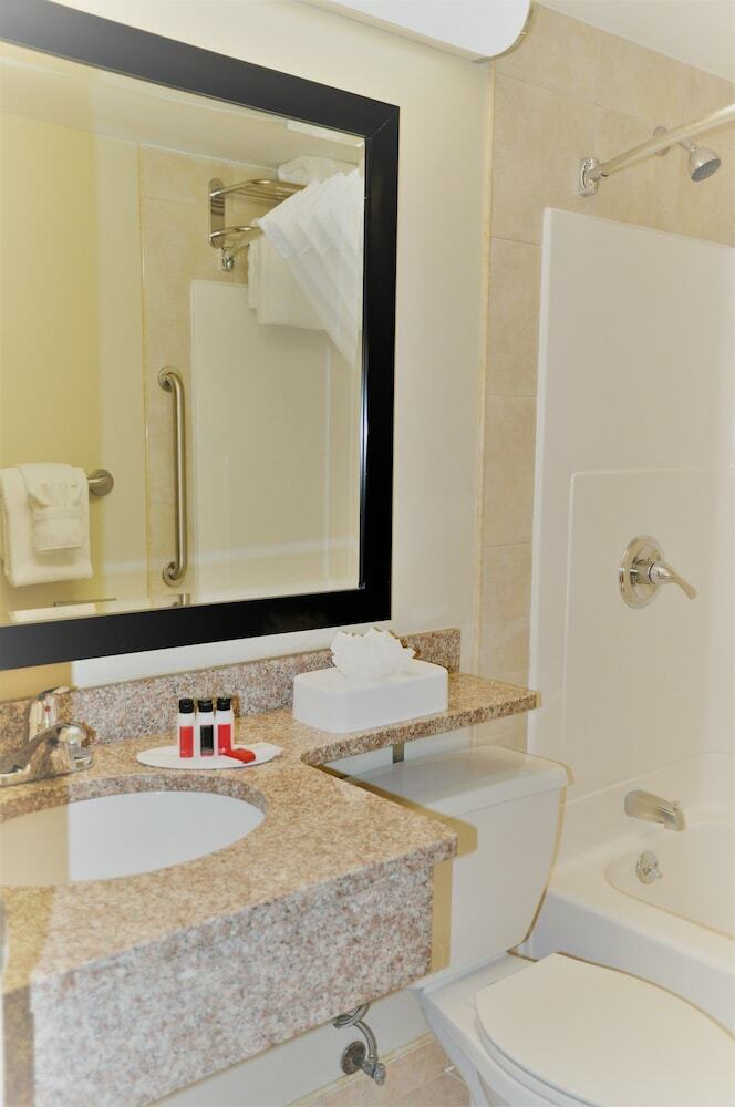 Hotel Ramada By Wyndham Staten Island