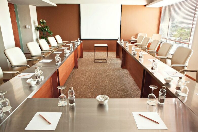 Hotel Sparks Luxe Jakarta