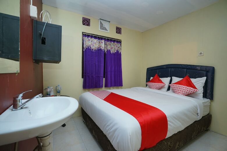 Hostal Oyo 927 Carina Hotel