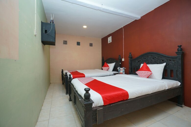 Hostal Oyo 927 Carina Hotel
