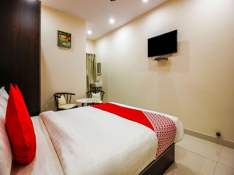 Oyo 23323 Hotel Dove