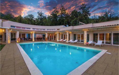Four-bedroom Holiday Home In Veprinac