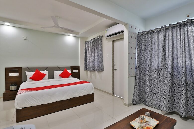 Hotel Oyo 30641 Crystal Service Apartments