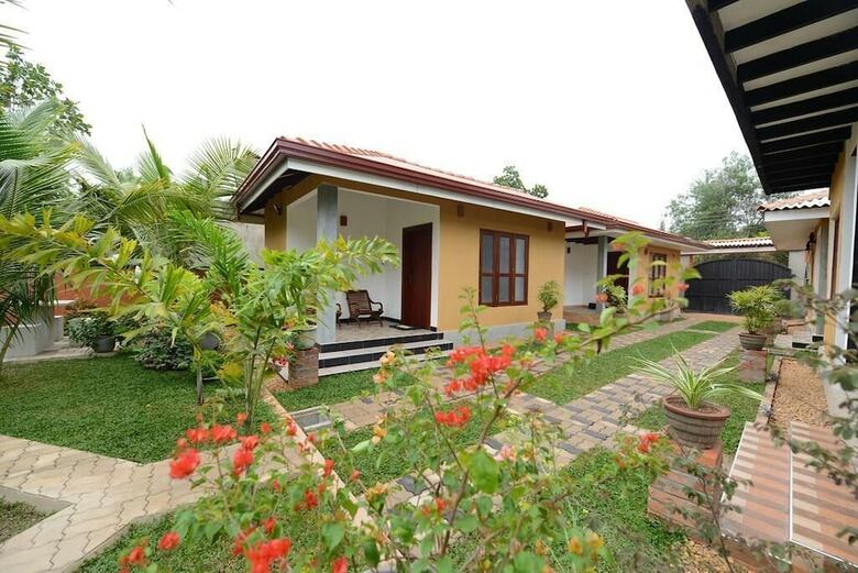 Hotel Airport Eco Chalet