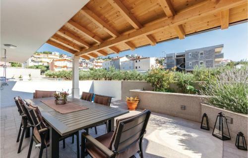Two-bedroom Apartment In Podstrana