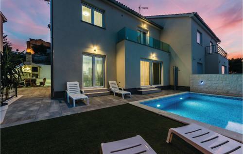 Four-bedroom Holiday Home In Sibenik