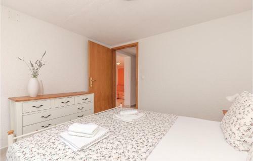One-bedroom Apartment In Pirovac