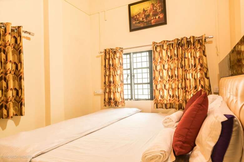 Hostal On The Ghat By Howdy Hostels