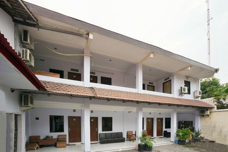 Hostal Oyo 2003 Female Guest House