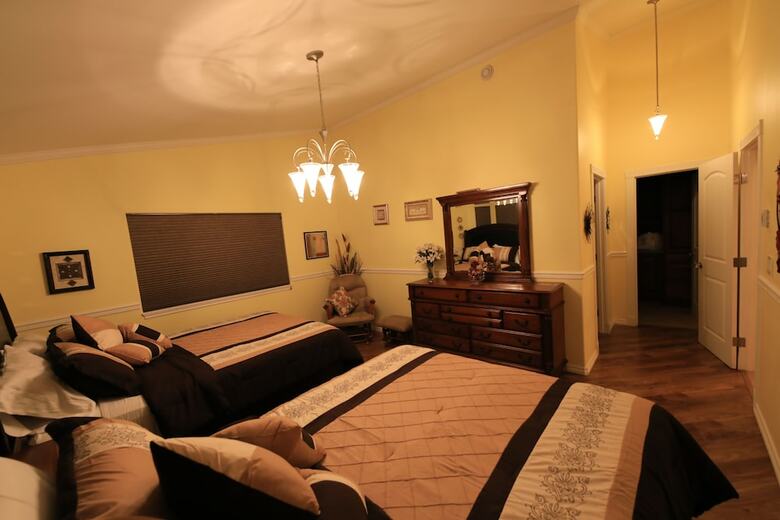 Bed & Breakfast Aurora Pioneer Manor
