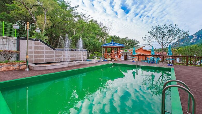 Lake And Pine Spa Pension