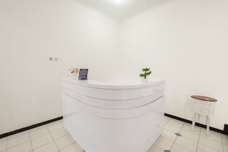 Hotel Spot On 2435 Roemah Hijaubiru