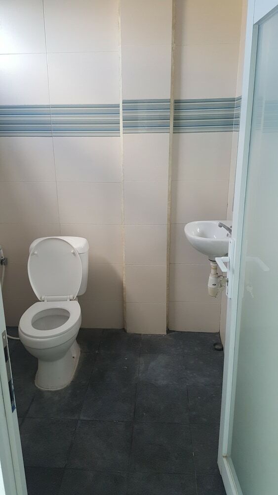 Hostal Oyo 2203 Wira Residence