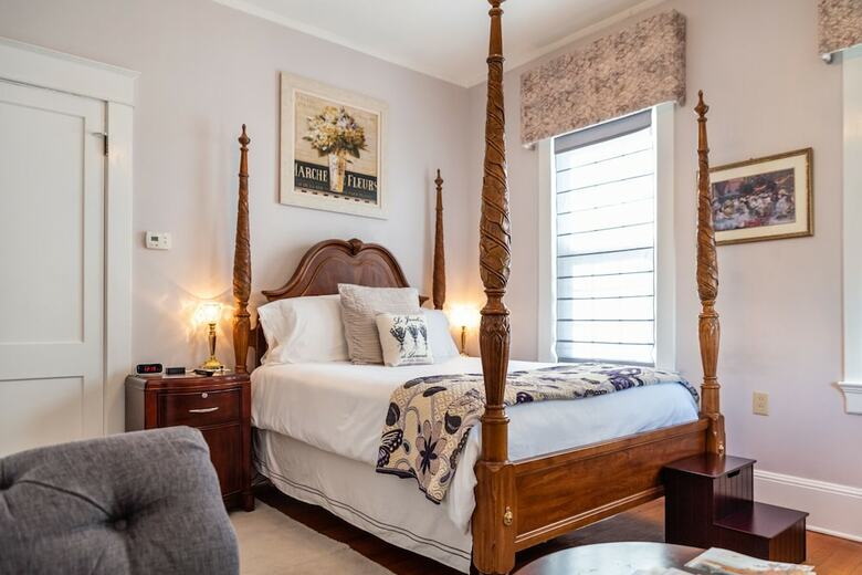 Hotel Burke Manor Inn & Pavilion