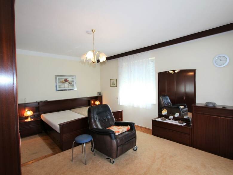 Spacious Mansion With Garden In K�ttmannsdorf