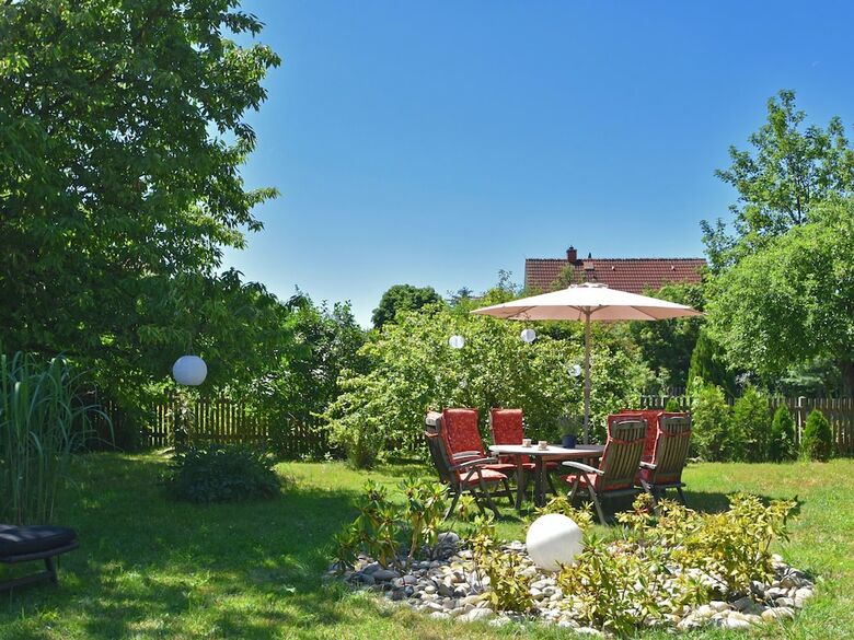 Vintage Hoilday Home In Leina With Pond