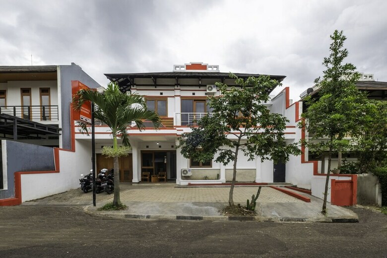 Hotel Oyo 2728 Sinulingga Residence
