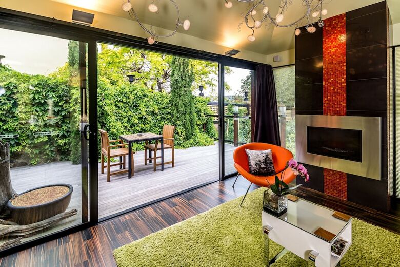Corinda Contemporary
