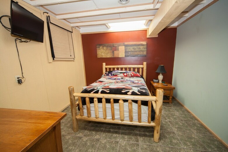 Motel Log Cabin Lodge & Suites