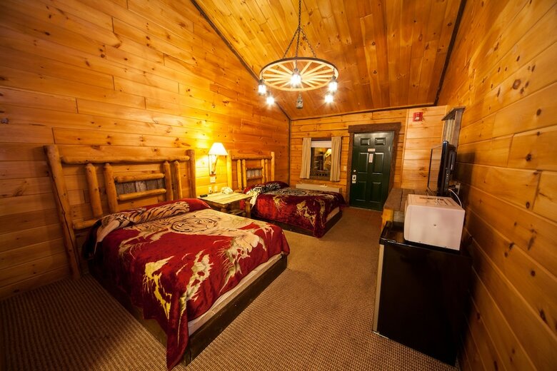 Motel Log Cabin Lodge & Suites