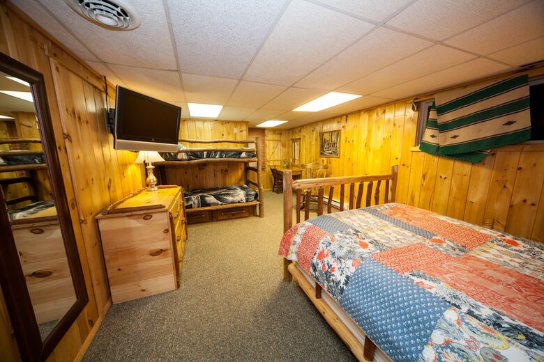 Motel Log Cabin Lodge & Suites