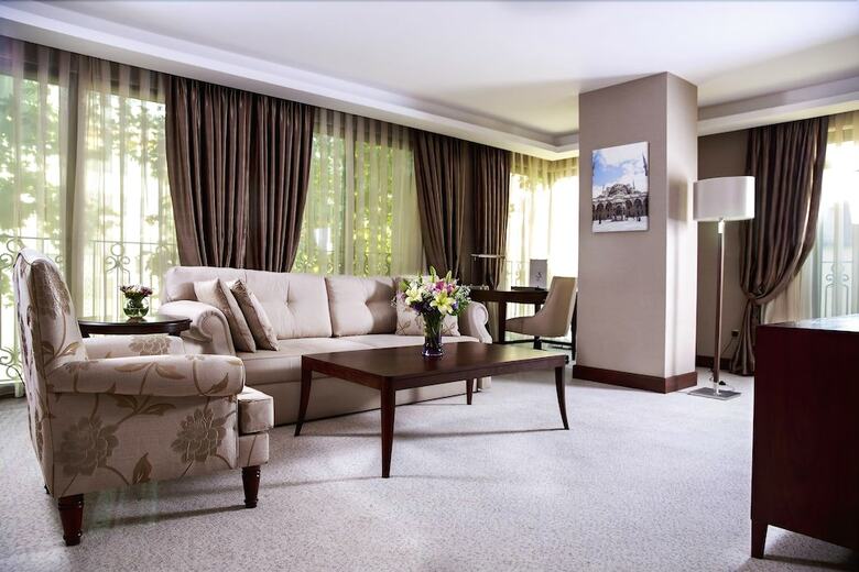 Grand Aras Hotel & Suites