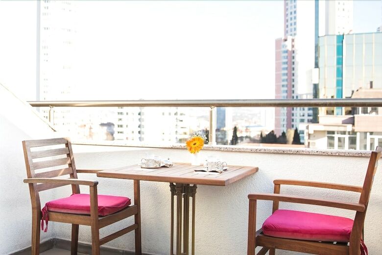 Grand Aras Hotel & Suites
