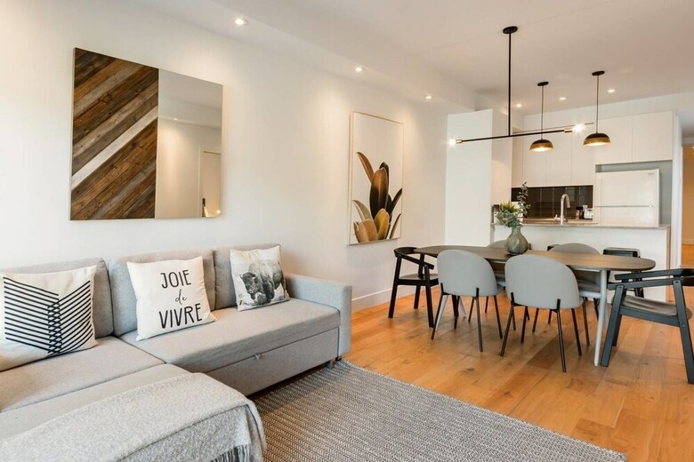 Exquisite Modern Condo In Little Italy