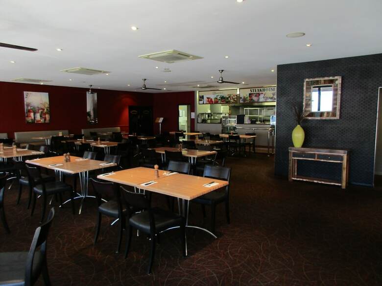 Hotel The Precinct Gladstone