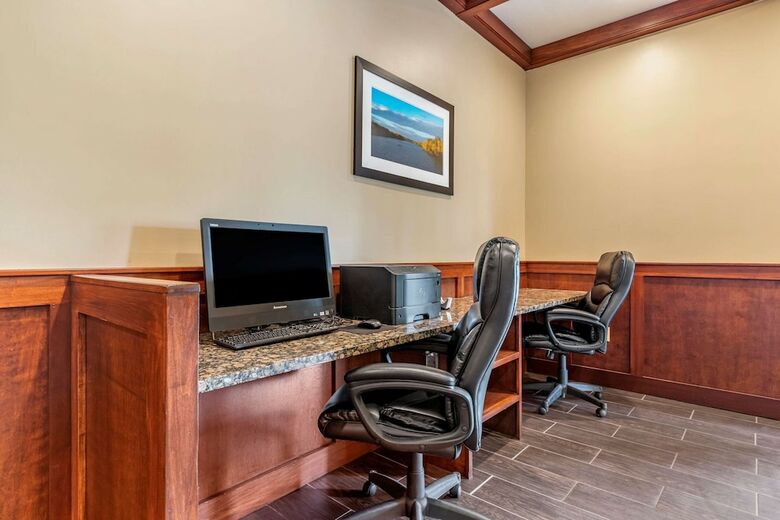 Hotel Comfort Suites Grand Rapids North